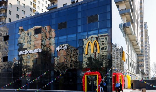 “McDonald's”ın köhnə Nəsimi bazarının yerində yeni restoranı açılıb - FOTO