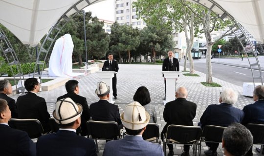 Prezidentlər Bakıda Çingiz Aytmatovun abidəsinin açılışında olublar