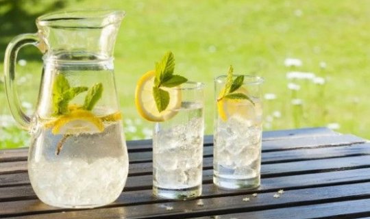 Limonlu suyu belə içmək olmaz! – 4 mənfi təsiri
