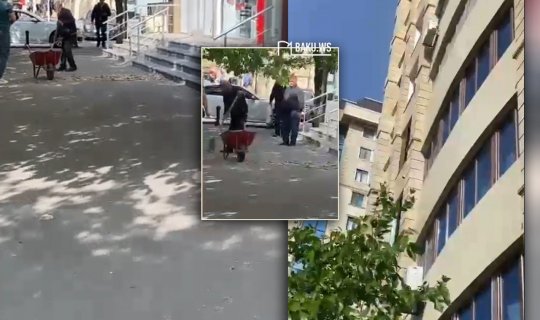 Bakıda qorxunc hadisə - Təmirli binadan qopan beton parçaları yola düşdü - VİDEO