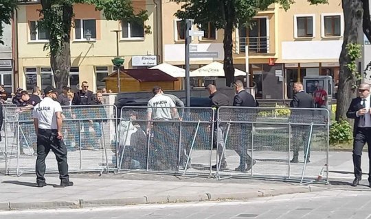 Slovakiyada hökumət iclasının keçirildiyi binanın qarşısında atışma - Baş nazir yaralandı - VİDEO