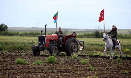 Türkiyəli fermerdən Azərbaycana unikal 28 May təbriki - VİDEO