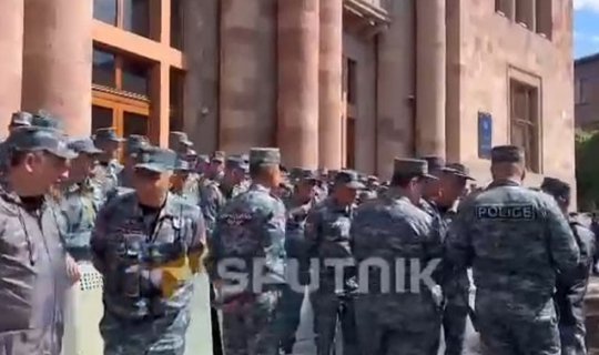 İrəvanda hökumət binası yenidən polis mühasirəsində - VİDEO