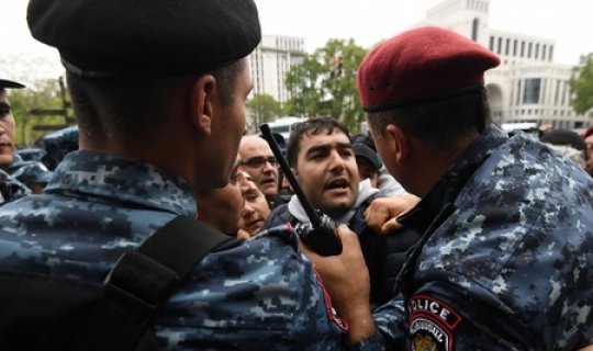 60 nəfər saxlanıldı, yollar kəsildi - Ermənistanda toqquşma - VİDEO