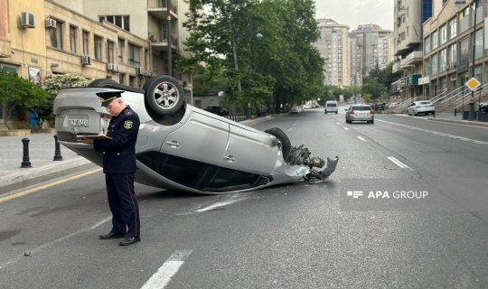 Bakıda telefona baxan sürücü avtomobili aşırıb, xəsarət alan var 