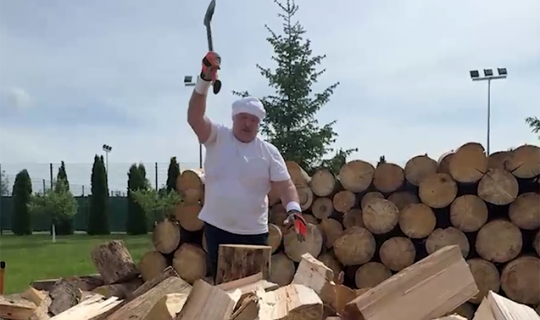 Lukaşenko balta ilə odun doğradı - VİDEO