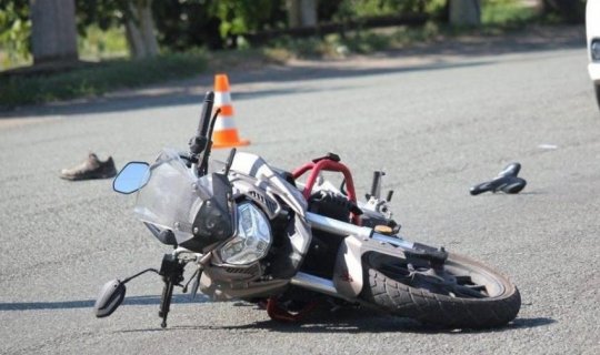 Bakıda motosikletçini avtomobil vurub