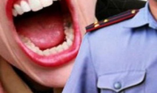 60 yaşlı qadın oğluna görə polisi dişlədi