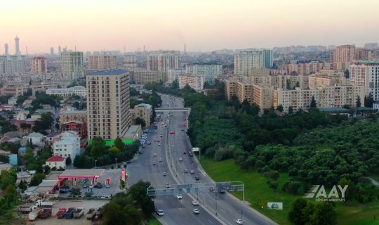 8 noyabr prospekti ilə bağlı tənqid: işıqfor olsa da, piyadalar keçə bilmir