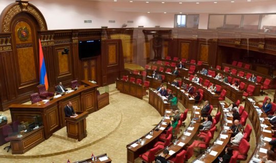 Ermənistan parlamenti hökumətin istefasına baxacaq