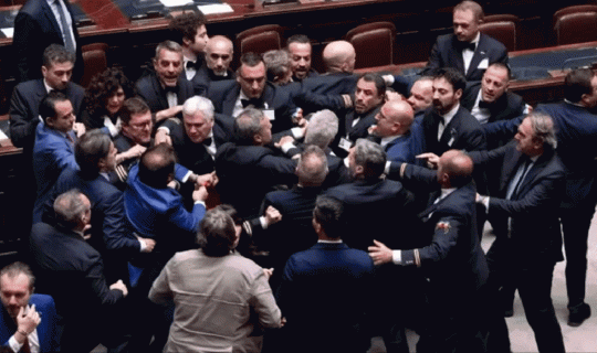 Parlamentdə yumruqlar havada uçdu: deputat xəstəxanalıq oldu - VİDEO