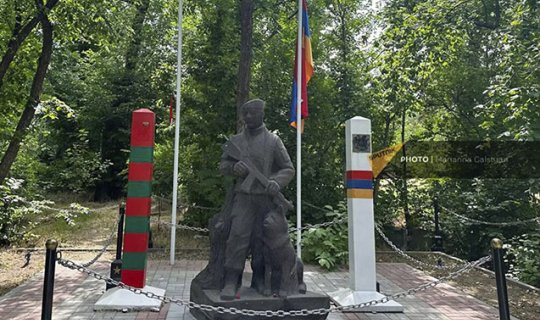 İrəvanın Qələbə parkında Rusiyanın bayrağını cırıblar