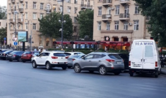 Bakıda məşhur restoranın qarşısında "bazar" açıblar: İkinci cərgə və yolayrıcında PARKLANMA