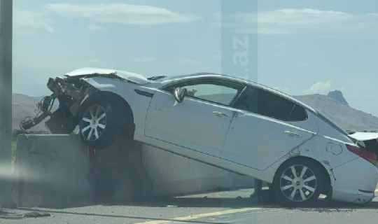 Ödənişli yolda QƏZA: Sürücü avtomobili beton arakəsməyə çırpdı - VİDEO