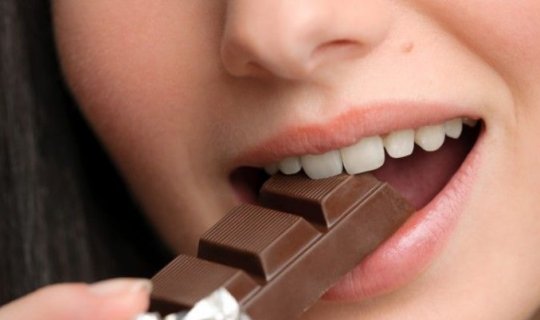Şokoladın inanılmaz təsiri: diş əti xəstəliklərinin qarşısını alır