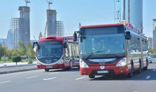 Bakıda eyni nömrəli iki avtobus fərqli istiqamətlərə gedir - VİDEO
