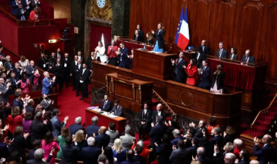 Fransa parlamentində sağçılar sıxışdırılır