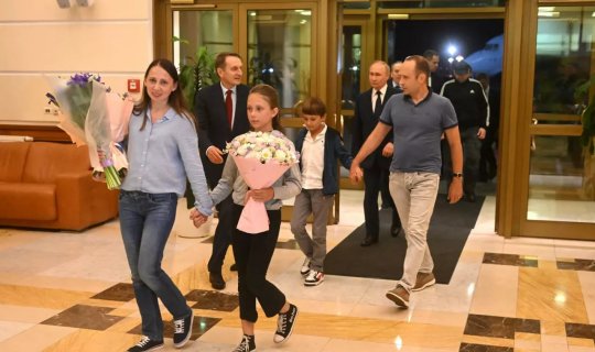 Putin rusiyalı məhbusları hava limanında qarşıladı - FOTO/VİDEO