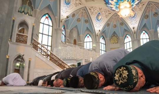 Namaz vaxtı axunda şillə vurdu: "İsti havada pəncərəni bağlayır..."