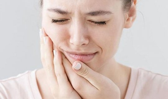 Diş ağrısını dərmansız necə aradan qaldırmaq olar? - 7 təsirli üsul