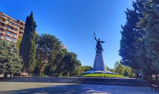 Bakıda parkda uşağı “tok” vurdu