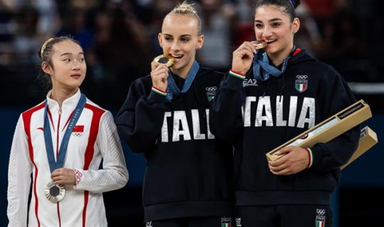 Medalı dişləyən idmançıları təqlid etdi, hamı ondan danışdı - VİDEO