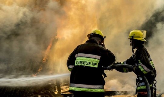 Bakıda yaşayış binasına yanğın baş verib