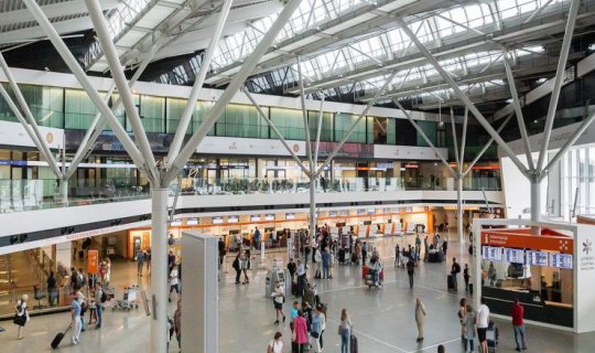 Azərbaycanlı kişi Polşa aeroportunda özünü öldürdü