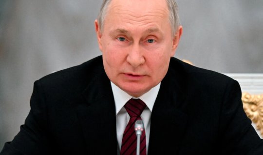 Putin hədiyyə verilən Quranı öpdü - VİDEO