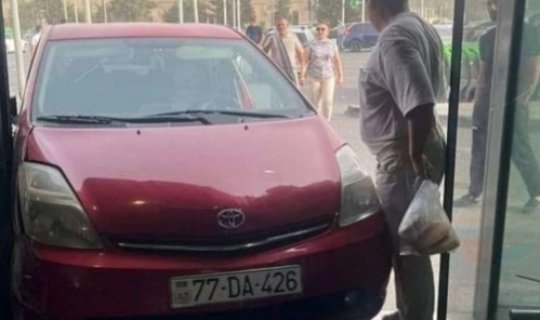 Bakıda "Prius" marketə ÇIRPILDI