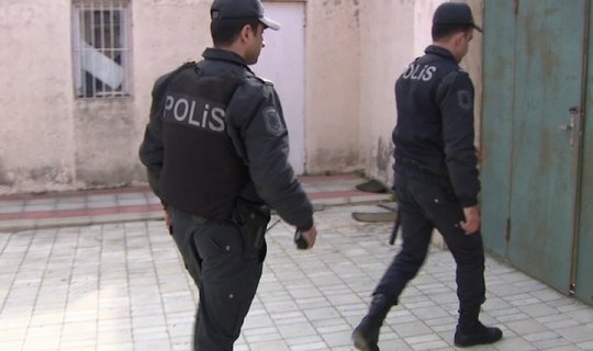 Bakıda evə basqın edildi - Polis atəş açdı