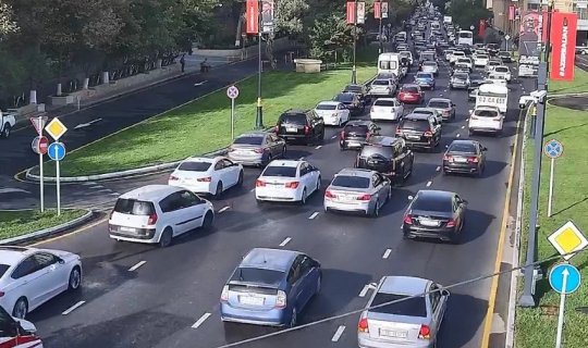 Bakının bir sıra yollarında tıxac yaranıb