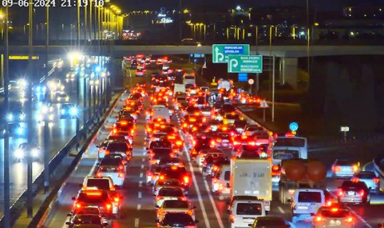 Aeroport yolunda qəza oldu - Sıxlıq yarandı