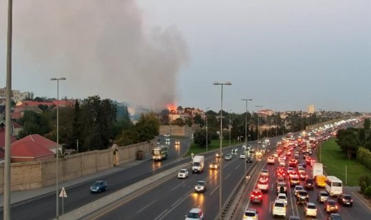 Yanğın baş verdi, Aeroport şosesində sıxlıq yarandı- FOTO