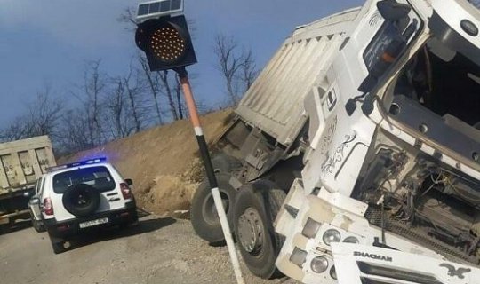 Göygöldə yük avtomobili dəmir maneə çırpıldı: xəsarət alanlar var