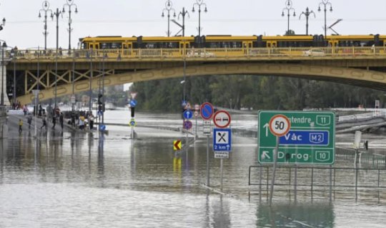 Budapeştdə Dunay çayı daşıb: Yaşayış məntəqələrinin ətrafla əlaqəsi kəsilib