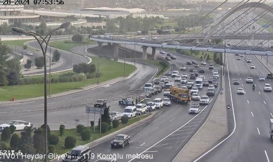 Bakıda bitum daşıyan yük maşını aşdı - maye yola dağıldı