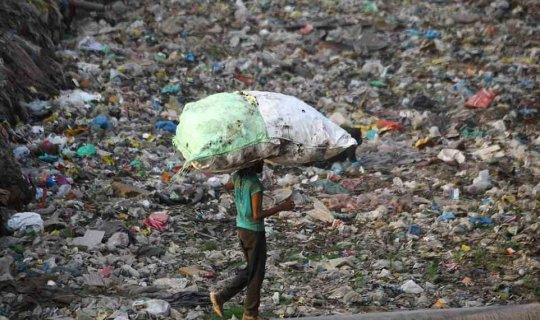 Çörəyi zibillikdən çıxan kişi görün nə tapdı: 6 milyonluq sərvət - FOTO