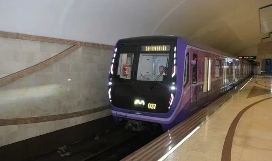 Bakı metrosunda dəhşət: Sərnişin qatarın altına düşərək öldü