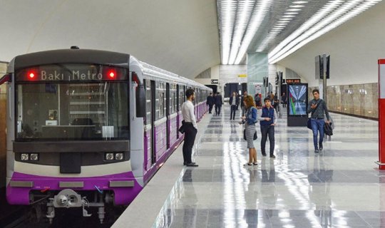 İşdən çıxarılan kanal rəhbəri metroda - FOTO