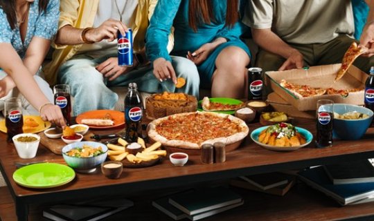 Pepsi dünyada 120 ölkədə vizual görkəmini dəyişərək 14 ildən sonra yeni görünüşünü təqdim edir - FOTO