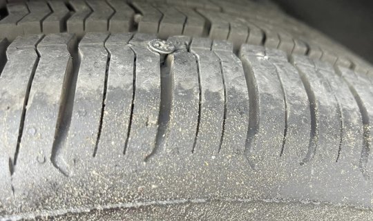 Maşınını parkinqdə saxladı, mismar batırdılar &ndash; Şikayət