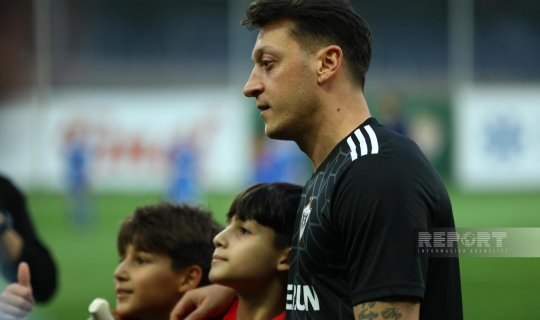 Mesut Özil Bakıda uşaqlarla futbol oynayıb - FOTOREPORTAJ