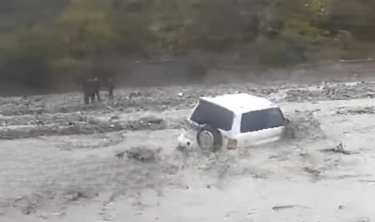 Azərbaycanda müəllimləri daşıyan maşını sel apardı - VİDEO