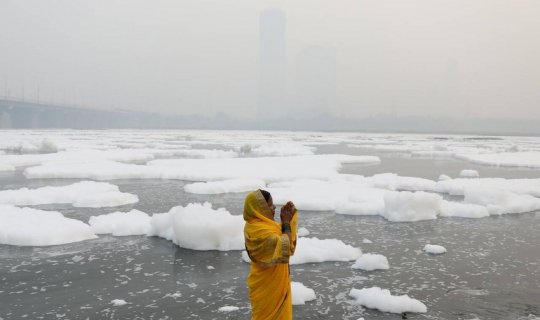 Yamuna çayını toksik köpük örtüb