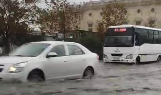 Yağış suları Binəqədi yollarını iflic vəziyyətə saldı - Video