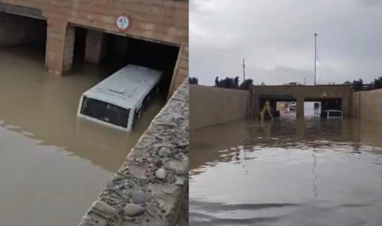 Bakıda sərnişin avtobusu suyun içində qaldı - Sərnişinlər kəndirlə xilas edildi