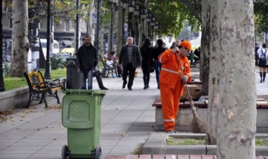 Azərbaycanda yerə tüpürənlər cərimələnəcək?