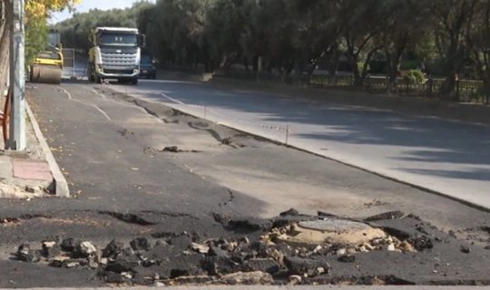 Bakıda yeni asfaltlanan yol ÇÖKDÜ - VİDEO