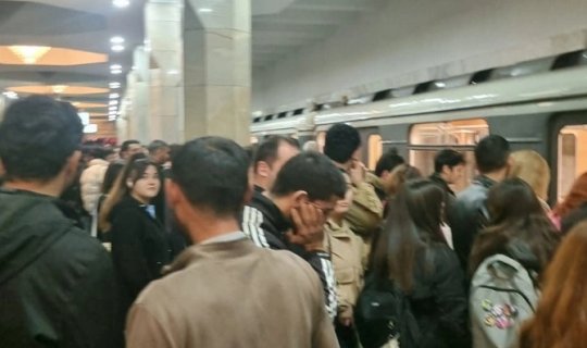 Metroda yenə problem yarandı - Sərnişinlər düşürüldü